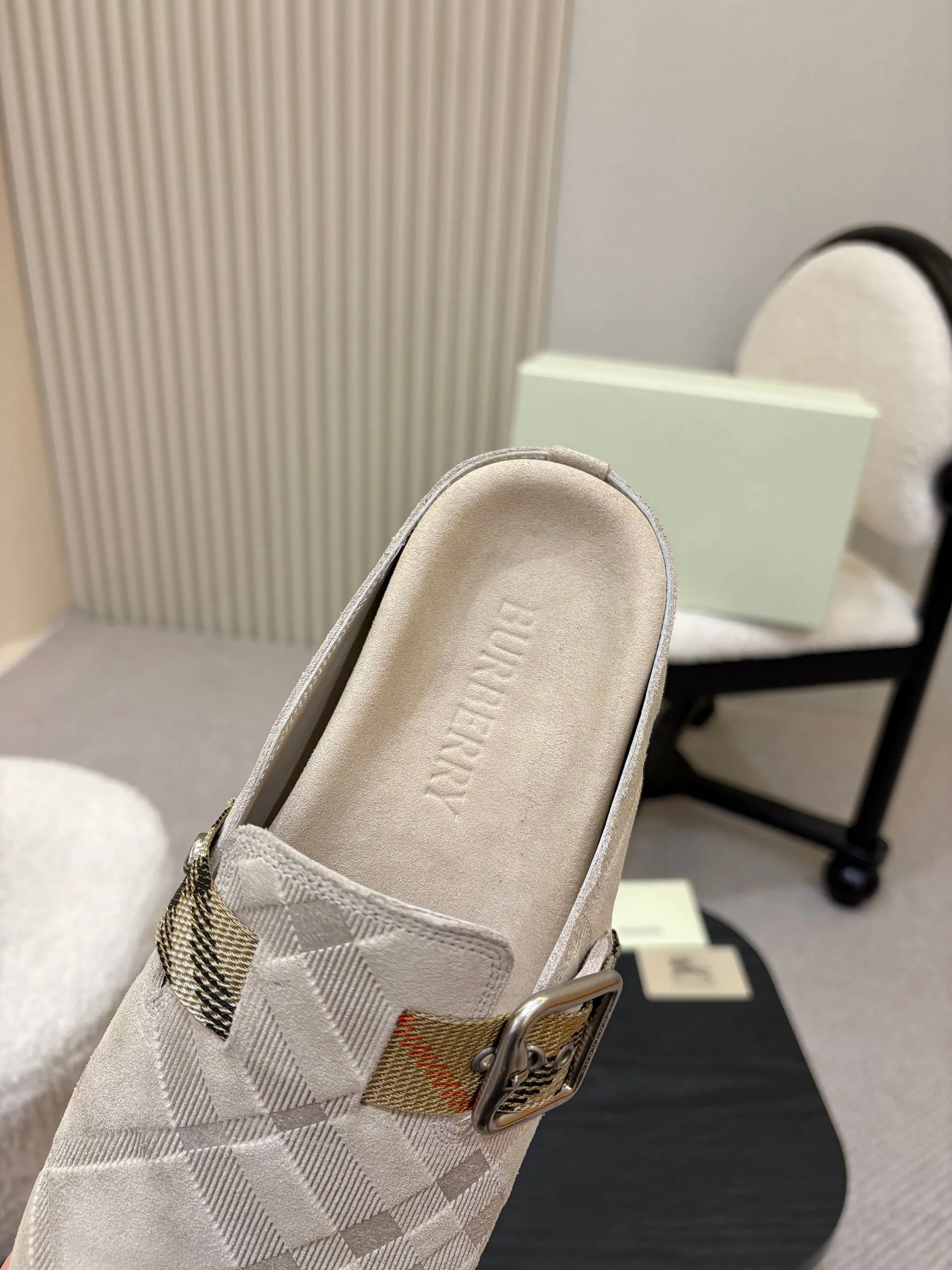 Men's Men's Shoes💰580 Burberry2025's hot-selling Birkenstock slippers are released, made of soft suede fabric and refined in Italian workshops. Featuring an embossed plaid pattern and an embossed sole embellished with the archive brand's logo. Features an adjustable B-shaped buckle strap and is embellished with the signature sand-colored Burberry check in jacquard worsted.   ✅Fabric: suede ✅Lining: silk cowhide ✅Outsole: TPU ✅Color: black, brown, pink, apricot 4 colors available ✅Code number: 35-45 for men and women (35, 45 customized)